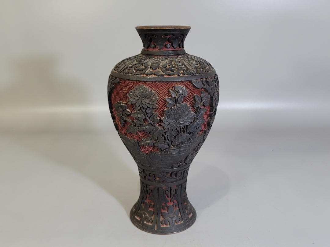 中国 古い 堆黒朱 刻草花紋 瓶 時代物