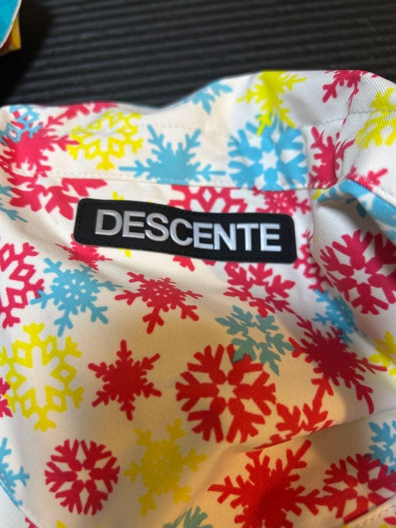 descente子ども用カラフル花柄スキーウェア
