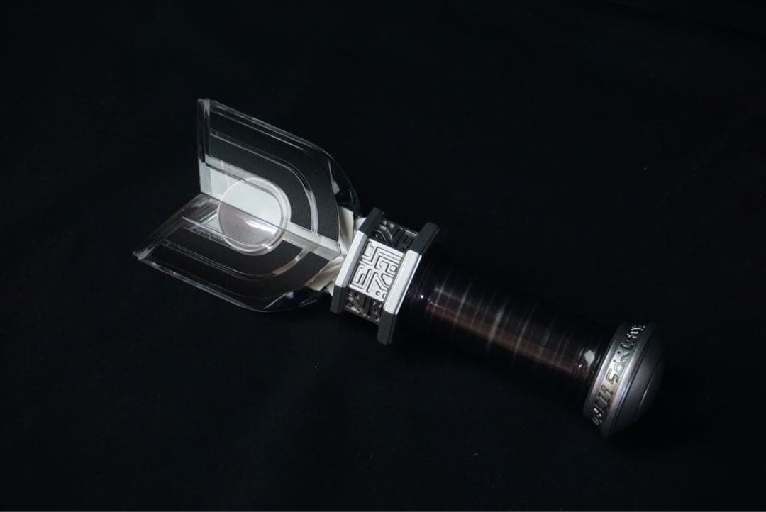 1点のみ　ブラックスパークレンス　プロップ造形　台座付き