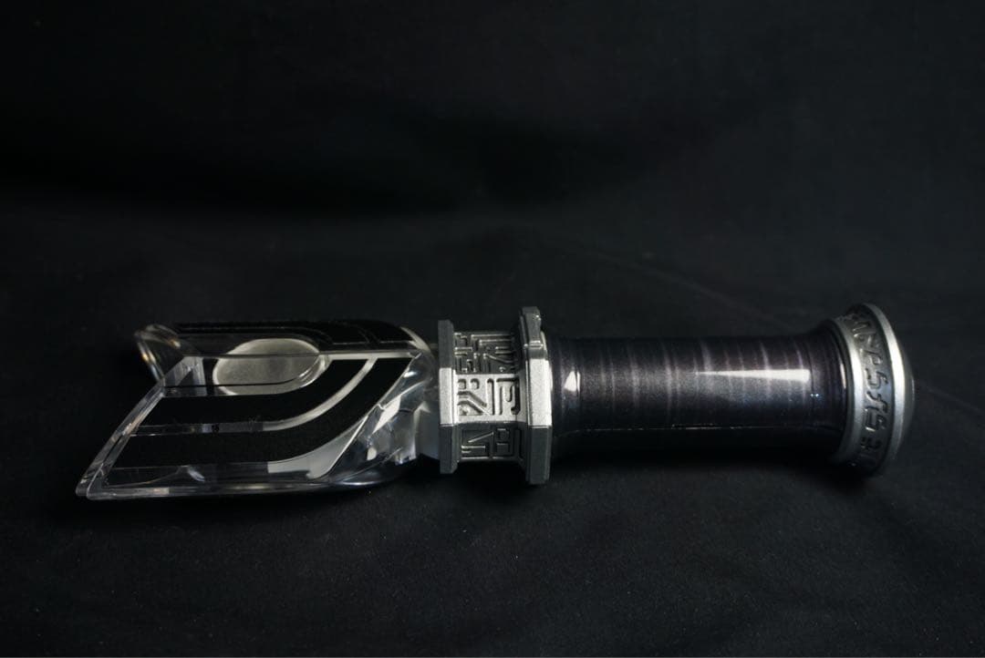 1点のみ　ブラックスパークレンス　プロップ造形　台座付き