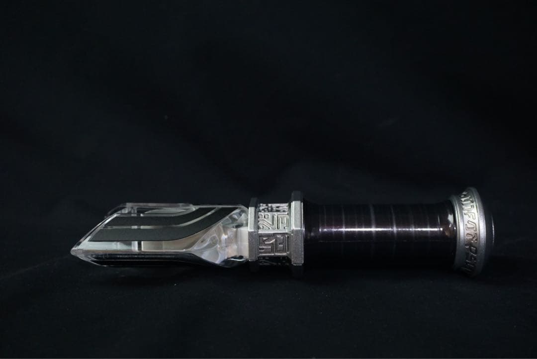 1点のみ　ブラックスパークレンス　プロップ造形　台座付き