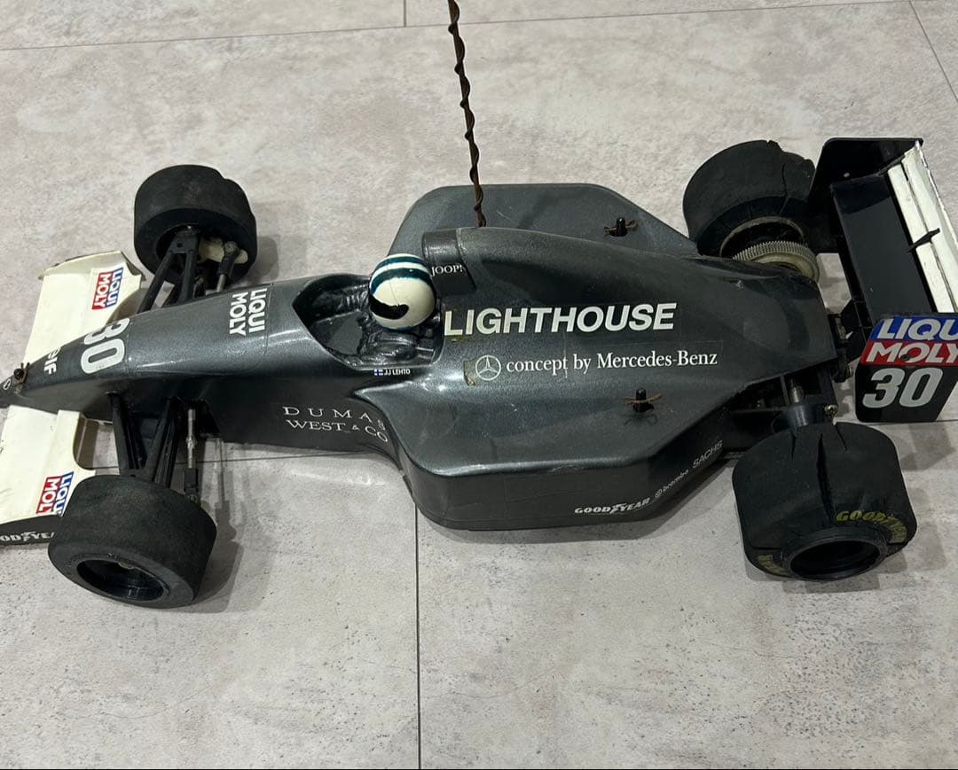 タミヤ（TAMIYA）製の1/10スケール電動RCカーザウバー C12