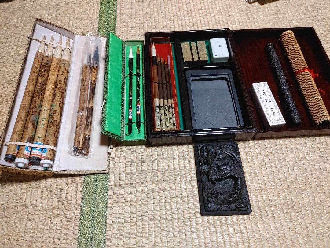 筆墨函(筆５本・硯・墨・水差し・印石・文鎮など)と9本筆