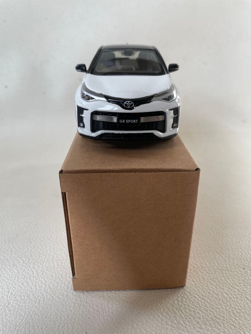 トヨタ C-HR GRスポーツ ⑦ 2NA 黒×ホワイトパールクリスタルシャイン