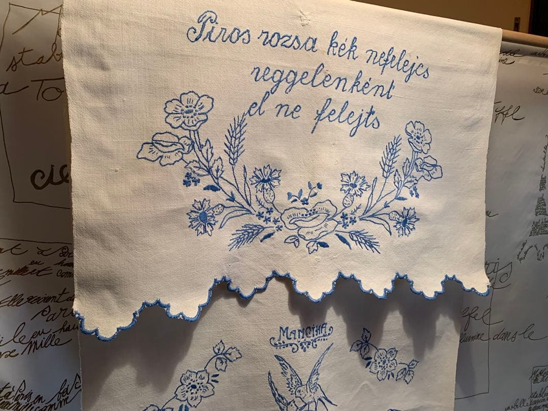 フランスアンティーク　可愛い燕2羽とガーランドがブルーの糸で刺繍された素敵な布！