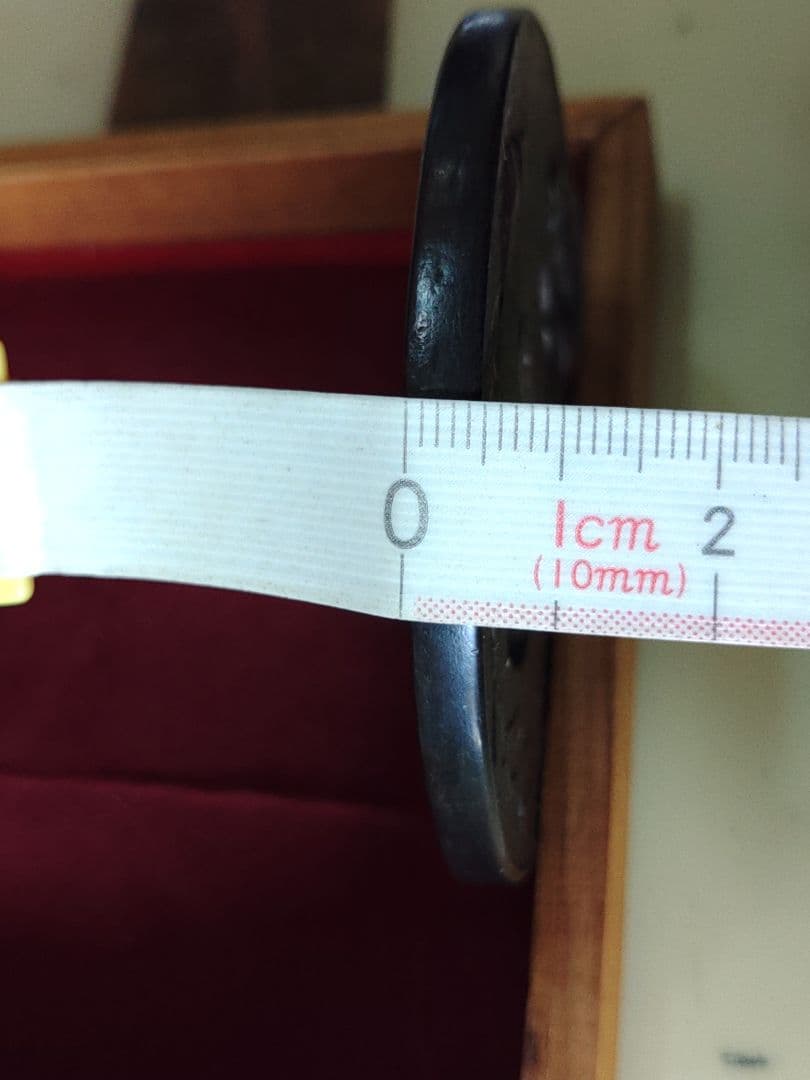 翁・笹・山水の図　鉄鍔　鐔　大鍔　覆輪　かわいい鍔　高肉彫？　鋤出高彫？　覆輪