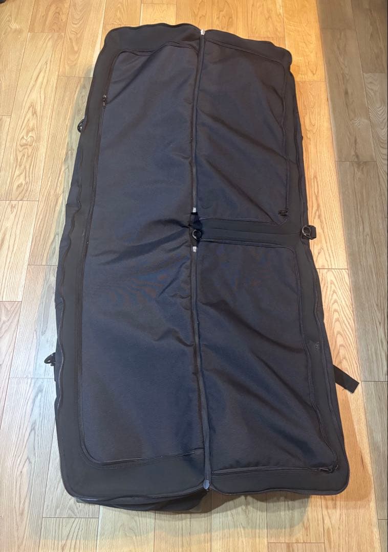 Burton ウィール付きスノーボードバッグ ブラック