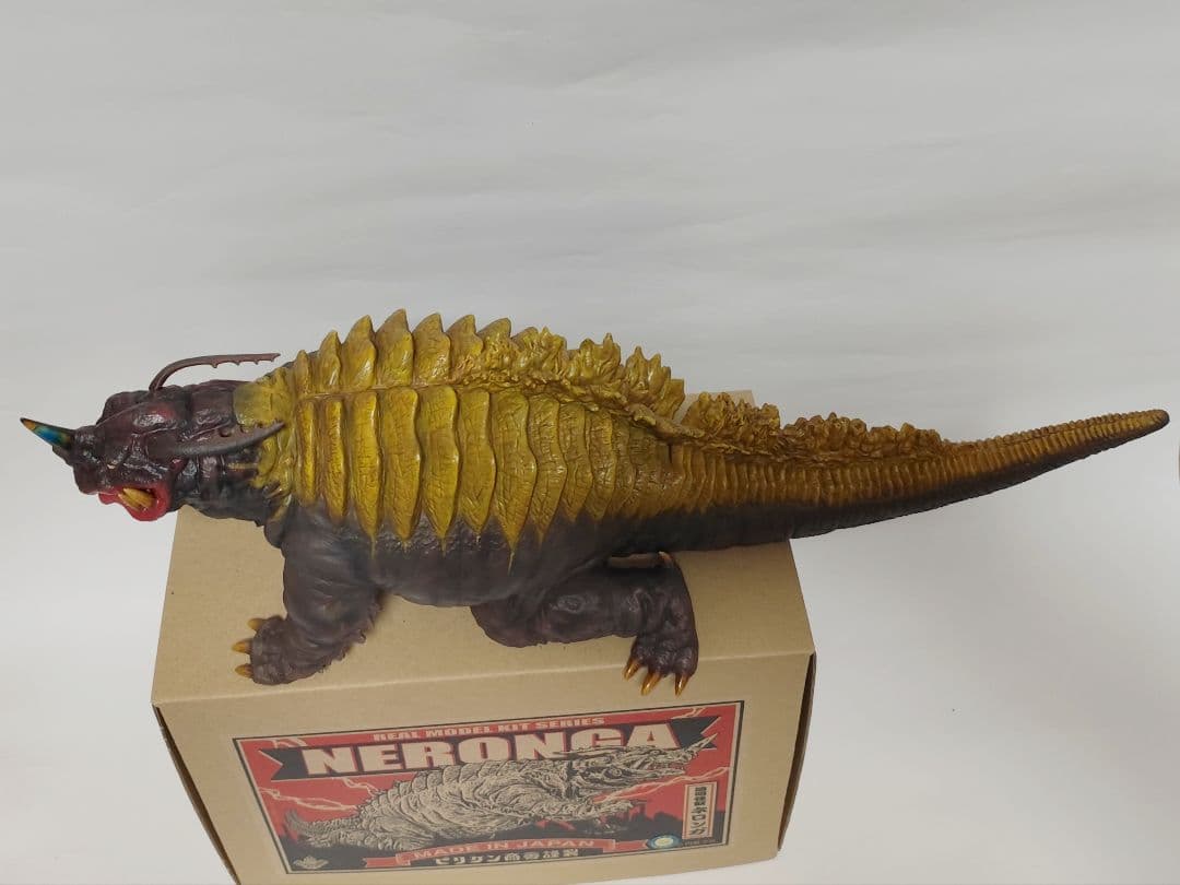 ビリケン商会「ネロンガ」リアルモデルキットシリーズ完成品　角透明化