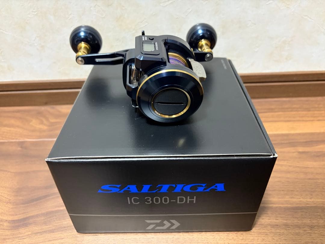 ダイワ ベイトリール ソルティガIC 300-DH(右)