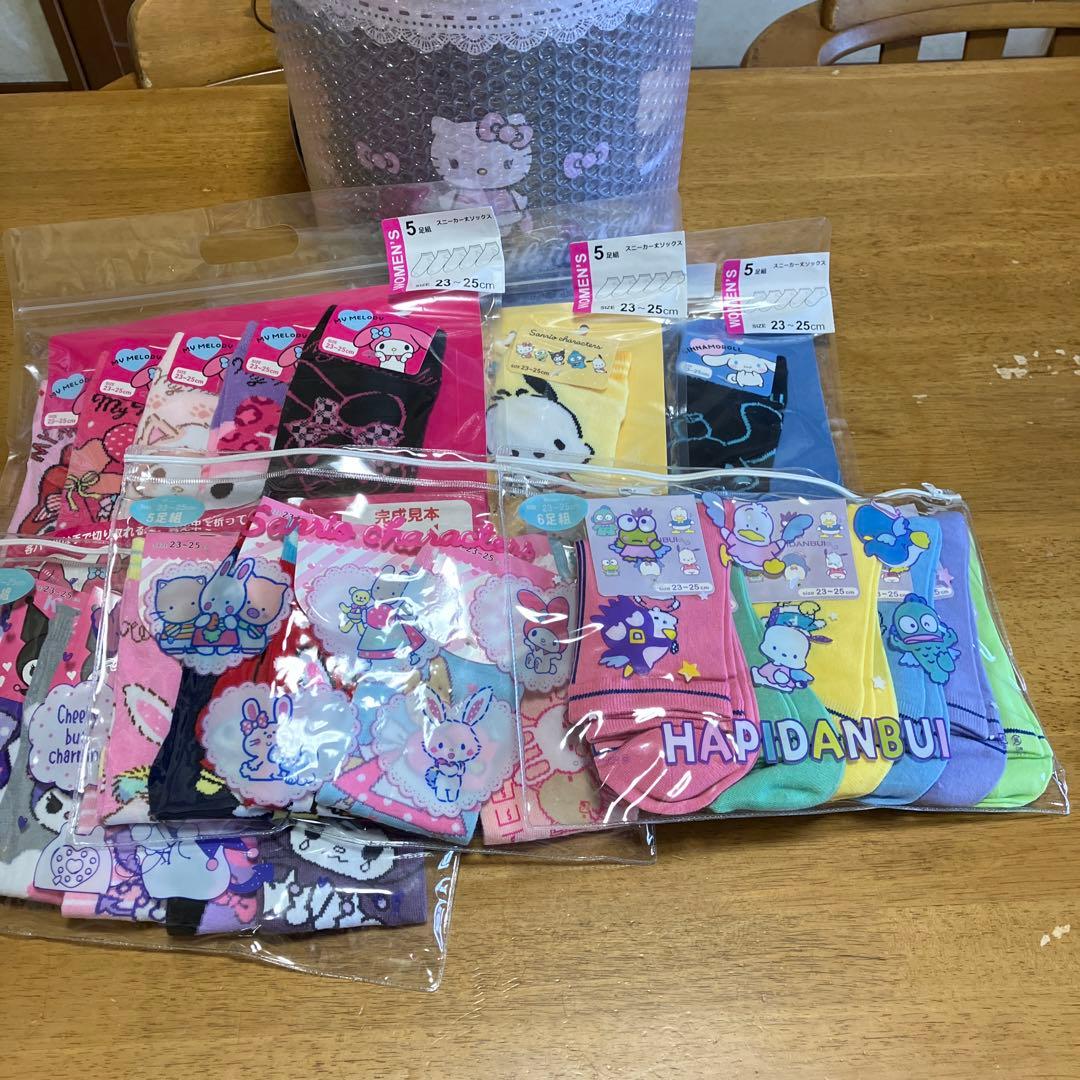 サンリオ　靴下・空き缶セット