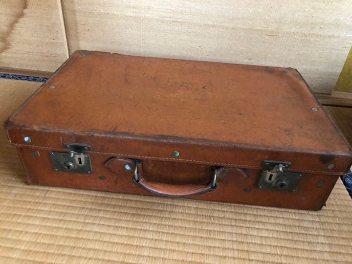 小椋久太郎作のこけし4体と保管用皮製のバック値下げしました。