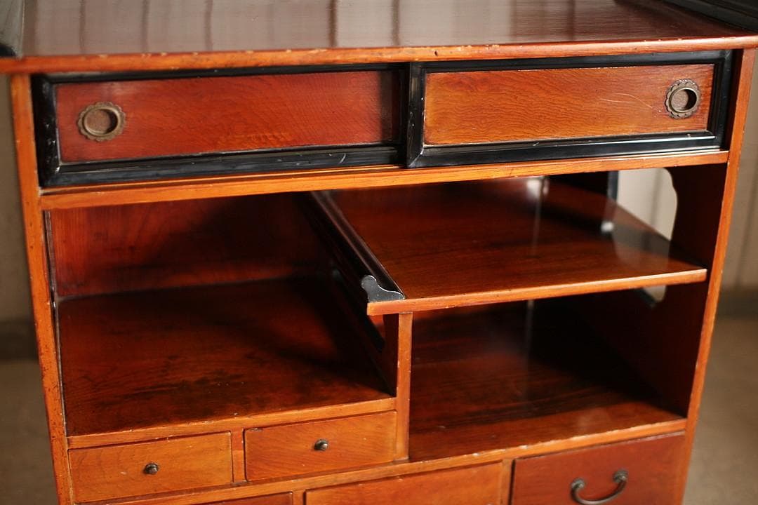 古い木製の茶箪笥　収納棚　小引き出し7杯