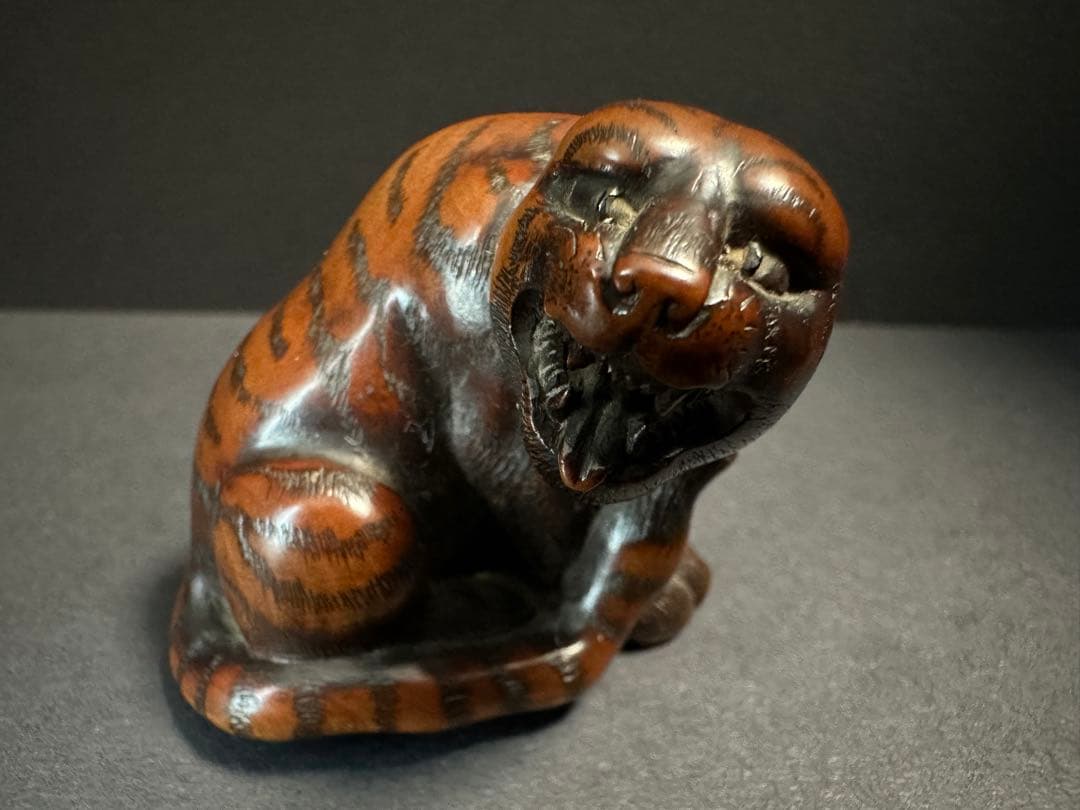 【根付(netsuke)】　木製トラの根付　正直作　江戸時代