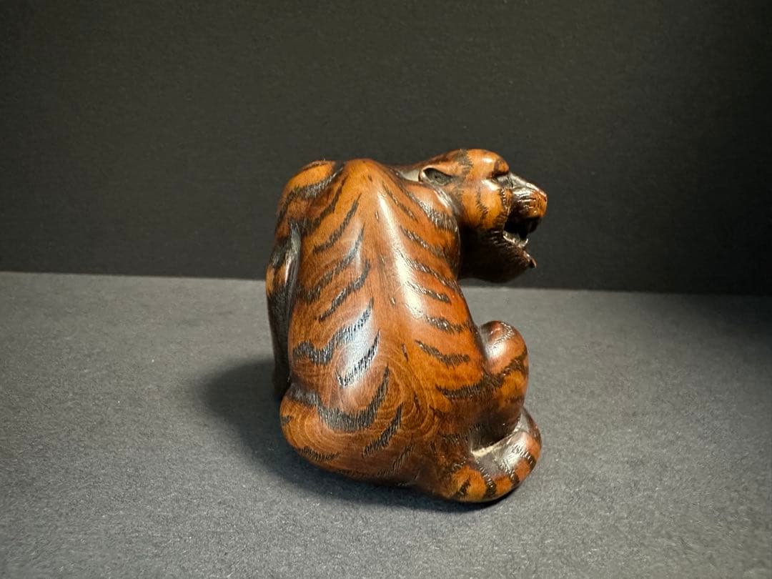 【根付(netsuke)】　木製トラの根付　正直作　江戸時代