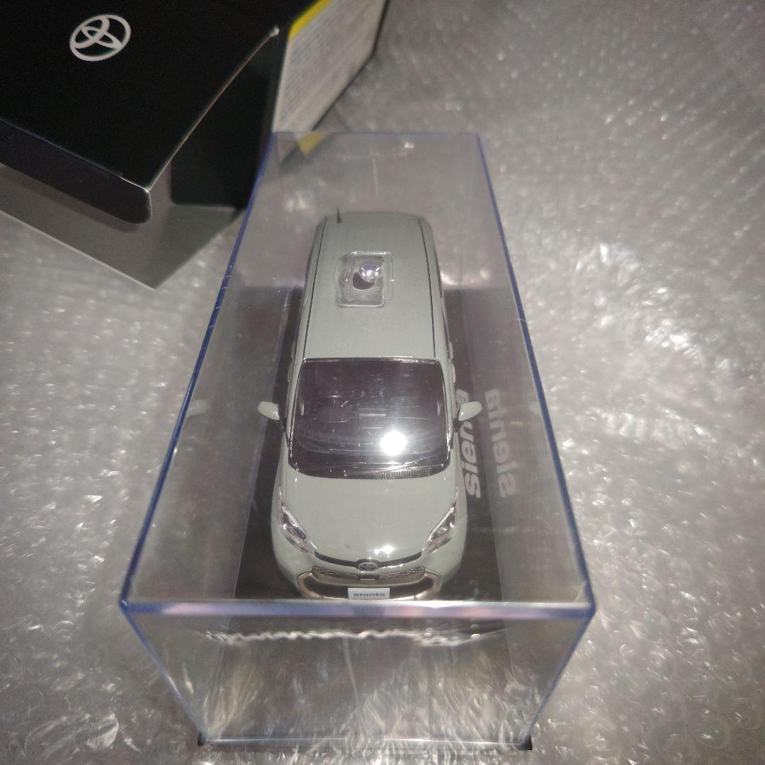 トヨタ　カラーサンプル　シエンタ　アーバンカーキ