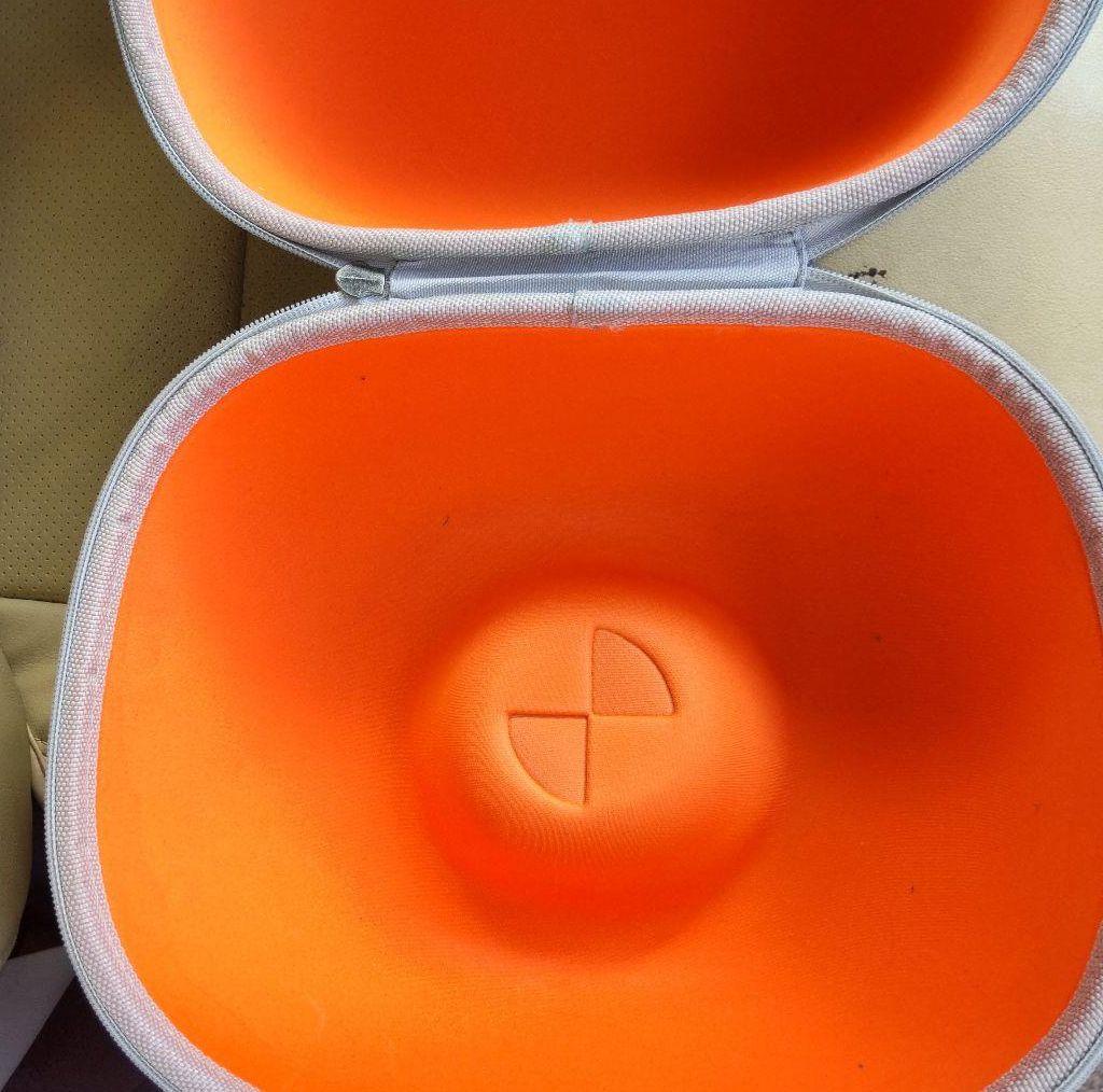 a  POC ヘルメットケース