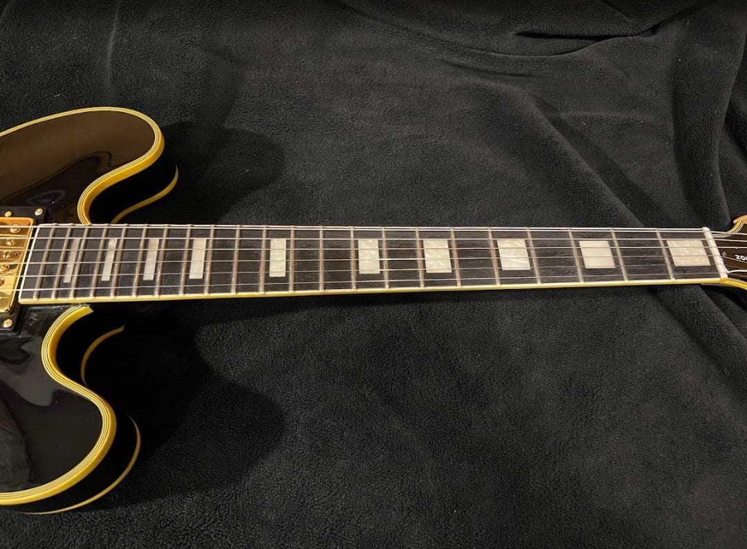 ノーブランド　ES335タイプセミホロウ（ｆホール無し）ギター傷多め・不具合無し