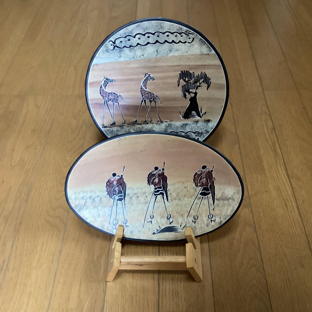 アフリカ　ケニアのソープストーン絵皿　二枚　《キリン・マサイ族》　手造り絵皿