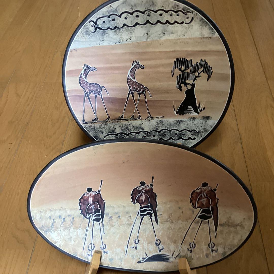 アフリカ　ケニアのソープストーン絵皿　二枚　《キリン・マサイ族》　手造り絵皿