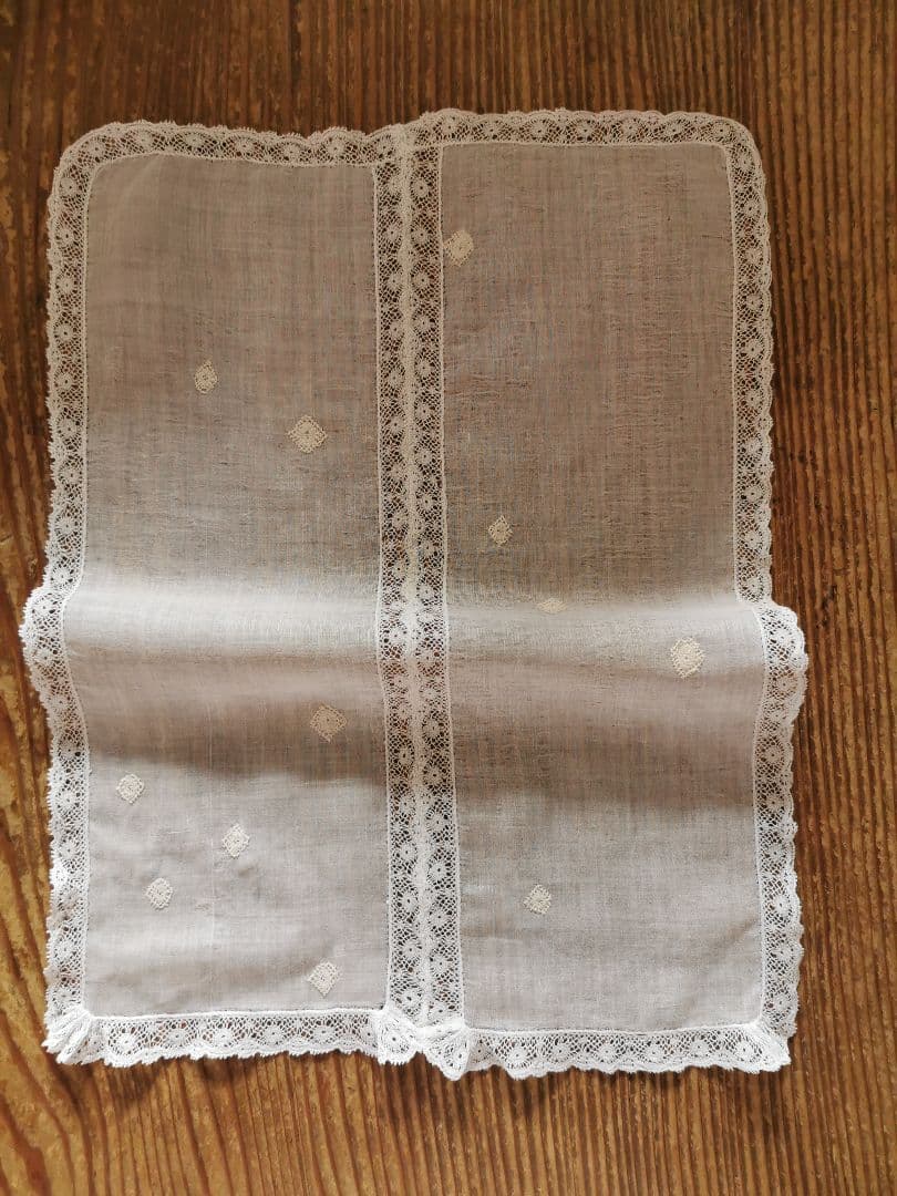 アンティーク ノルマンディーレースランナー ♢雪景色刺繍 ヴァレンシエンヌ装飾