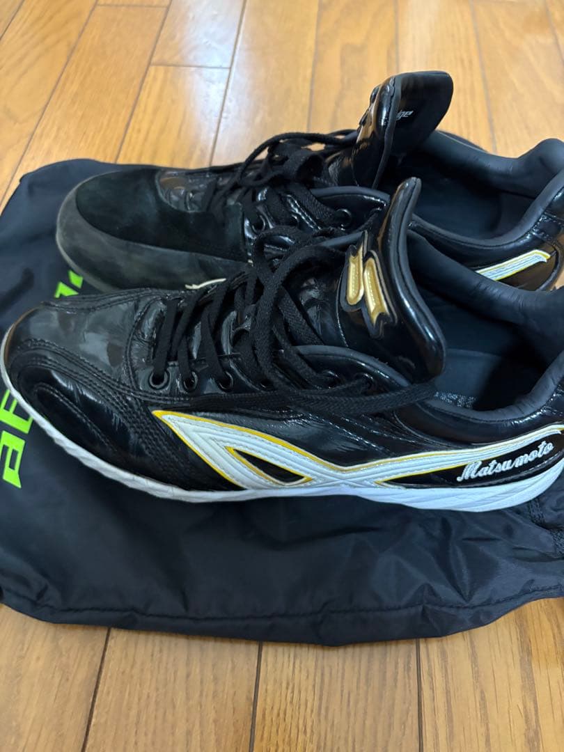 SSK スパイク ブラック/ホワイト/ゴールド