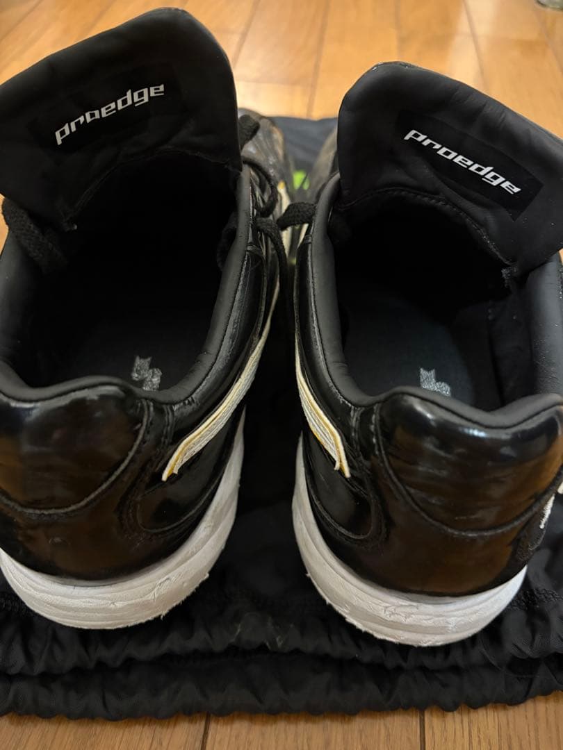 SSK スパイク ブラック/ホワイト/ゴールド