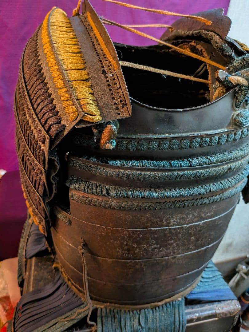 戦国末期〜江戸時代中期頃時代本歌武家着用実戦鎧凄まじい迫力鉄地鎧胴袖鎧櫃付当時物