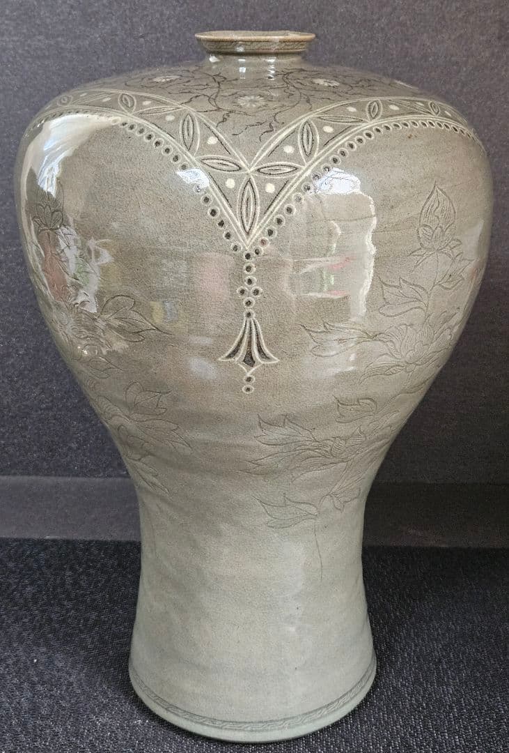 高麗青磁　象嵌　花唐草　瓔珞文様　陰刻牡丹図　大梅瓶　近代作品　高さ40.1cm