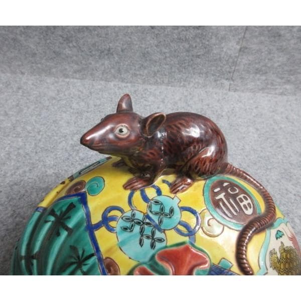 九谷焼菊仙作色絵宝尽くし模様の福袋にねずみの置物 [B28385]