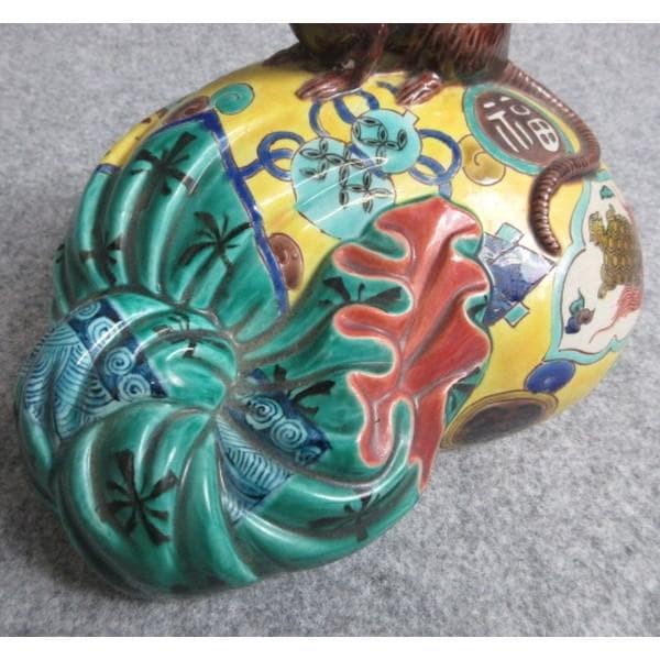 九谷焼菊仙作色絵宝尽くし模様の福袋にねずみの置物 [B28385]