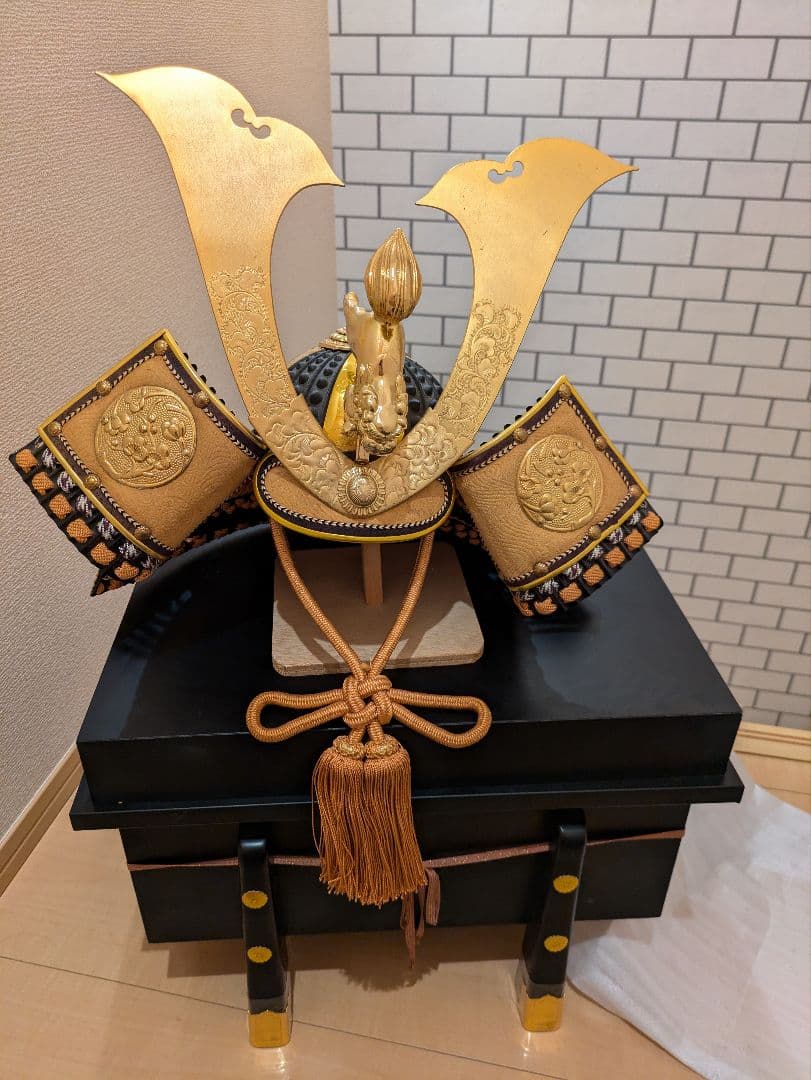 伝統的な武士の兜と獅子像のセット