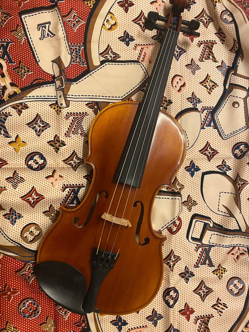 美品YAMAHAヴァイオリン(弓、ケース、松脂、顎当て付き)