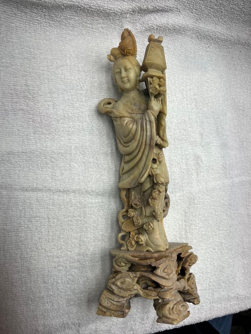 天然石　手彫り彫刻　花灯篭を持つ女性像　置物　中国美術品