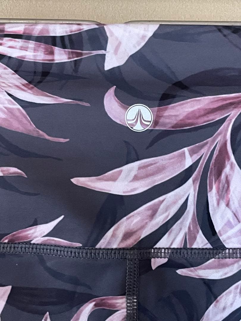 SUKALA リーフ柄 ブラック×紅ピンク レギンス Mサイズ