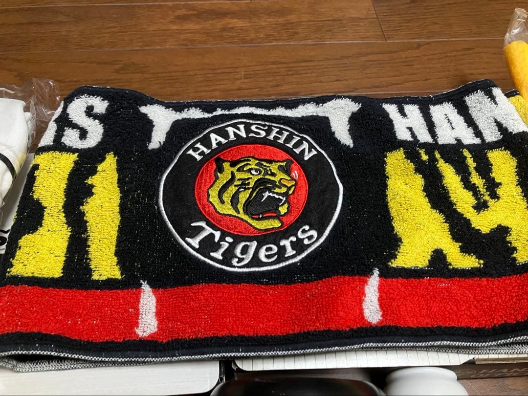阪神タイガース　応援グッズ　ユニフォーム　キャップ　バット　タオル　パペット