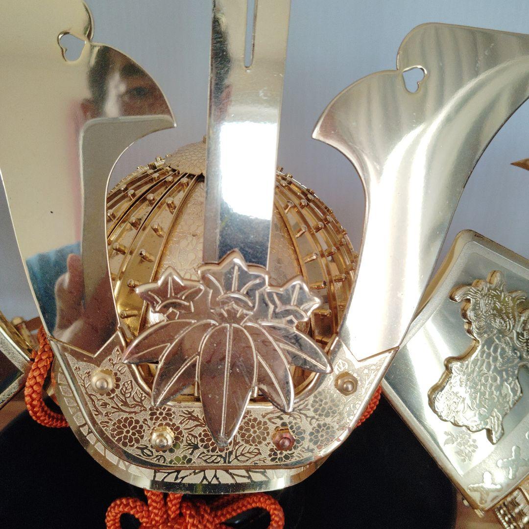 伝統的な金色の武具 兜