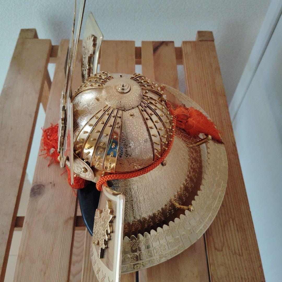 伝統的な金色の武具 兜