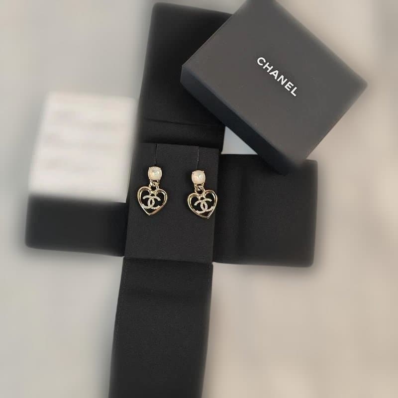 CHANEL ハート型ロゴピアス