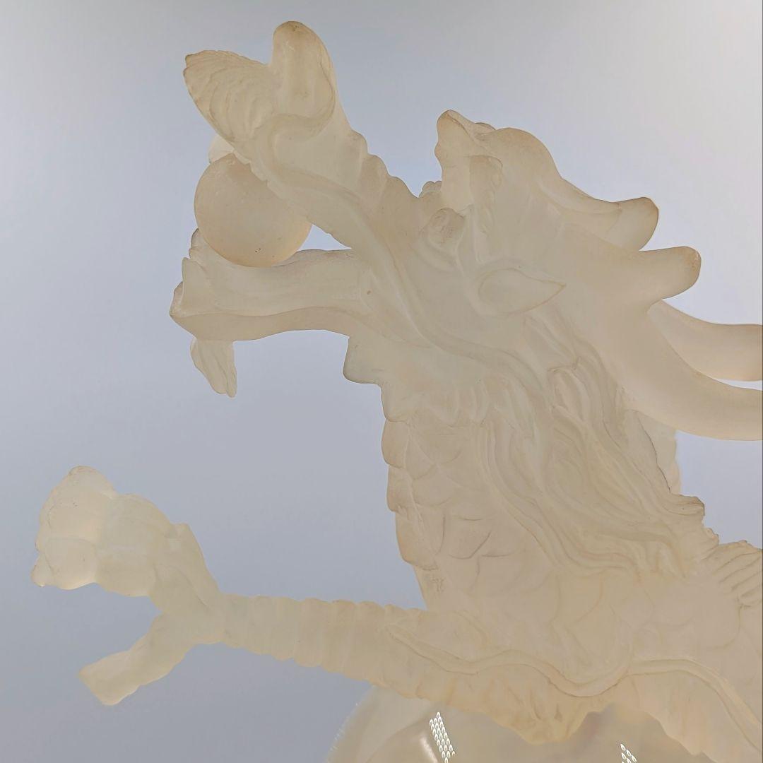 【風水・縁起物】開運龍の大型置物　水晶玉を抱える龍　台座付き