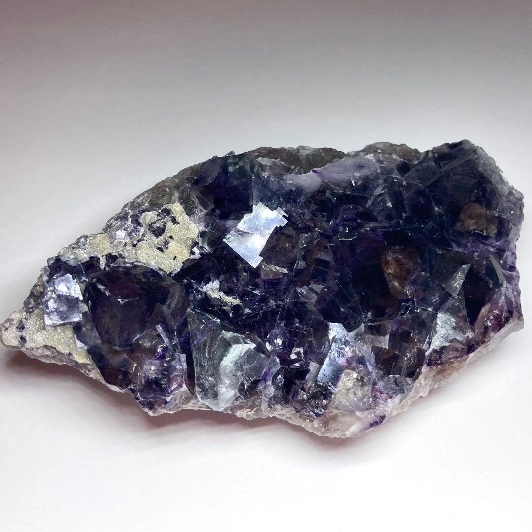 蛍石 ゾーニング パープル フローライト 母岩付き 原石 鉱物 鉱石 天然石