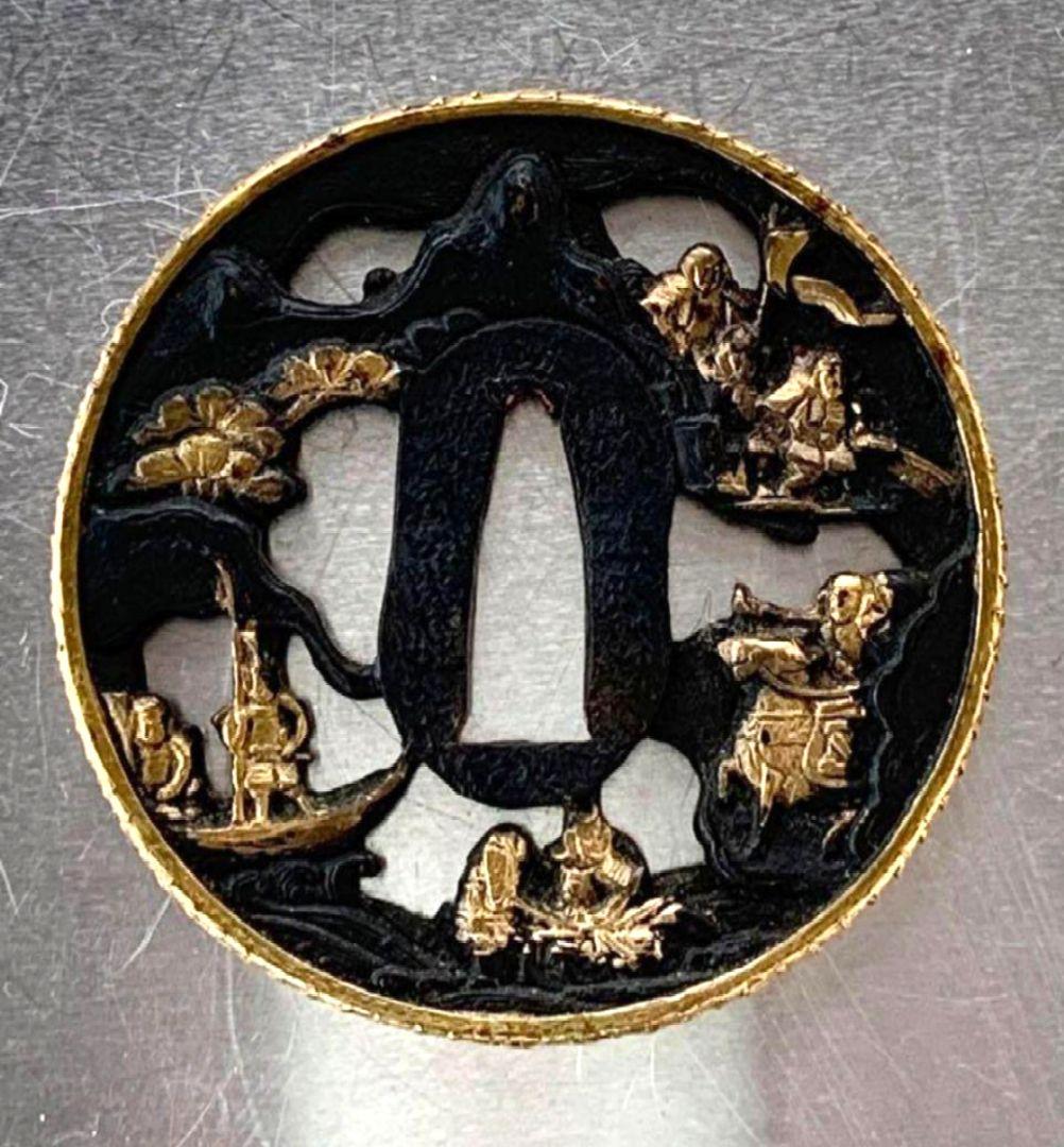 鍔(つば) 黒金装飾 人物風景彫刻付き　武者の透かし彫り　工芸品　箱付き