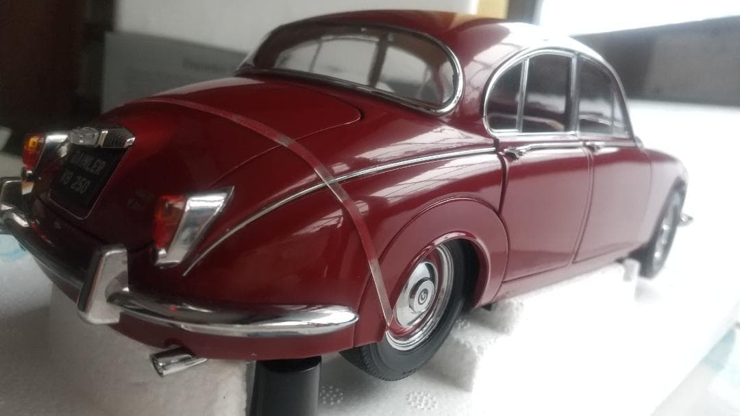 ミニカー Daimler V8-250 1:18 paragon