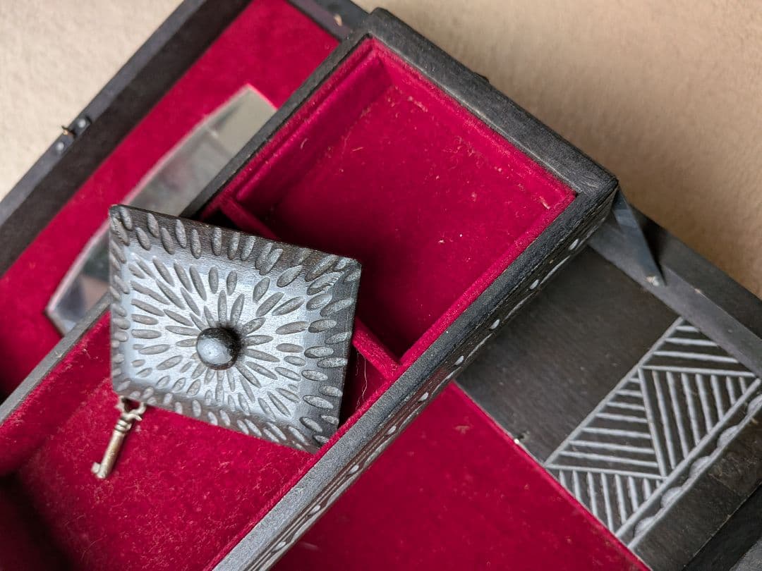 木製オルゴール 彫刻彫り　Vintage　(⁠✿⁠^⁠‿⁠^⁠)