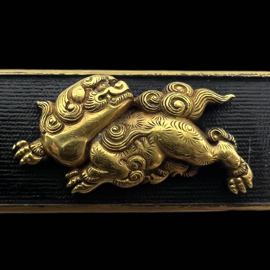 赤銅魚子地据紋哺金獅子図小柄 銘　柳川直光(花押)