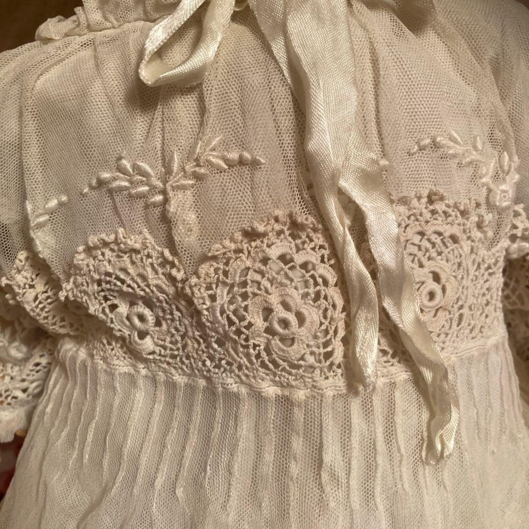 コンポディションドール白いレース付きドレス