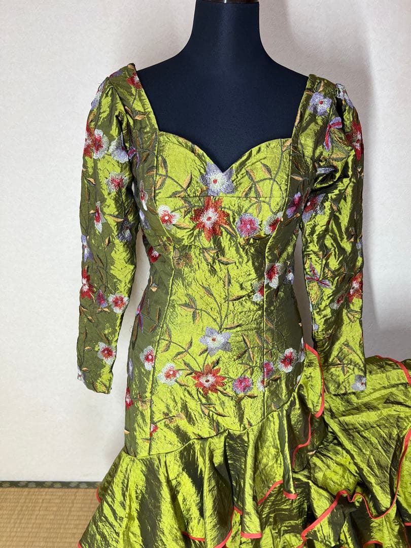 フラメンコドレス 緑色 花柄刺繍　アトリエ貴美恵