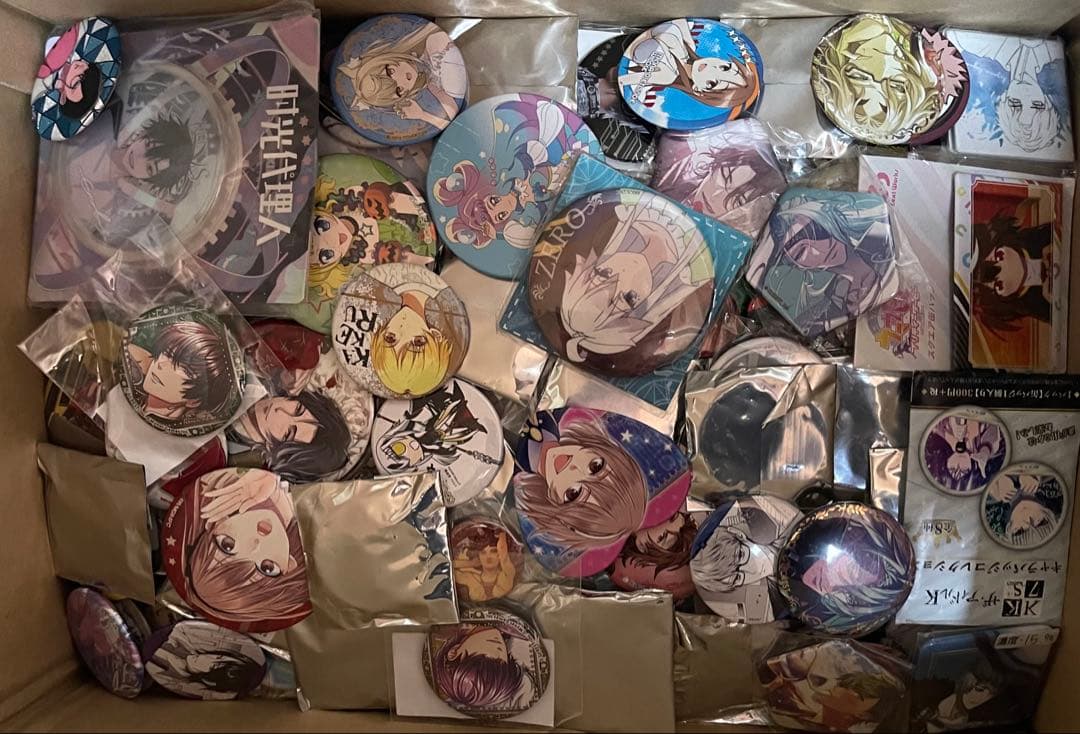 アニメグッズ　キャラクターグッズ 缶バッジ まとめ売り　1200個以上一箱限定