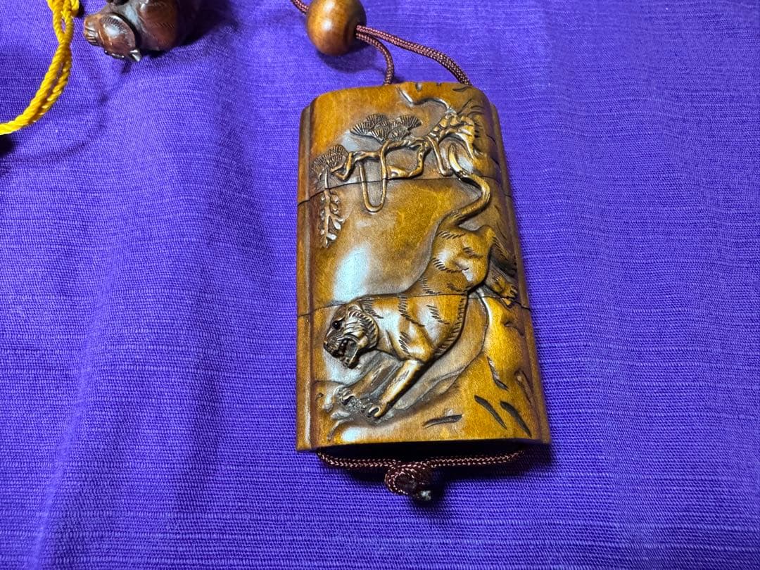 時代物　木彫　虎図　印籠根付　宏中在銘（提げま物煙管煙草入れキセル柘植前金具