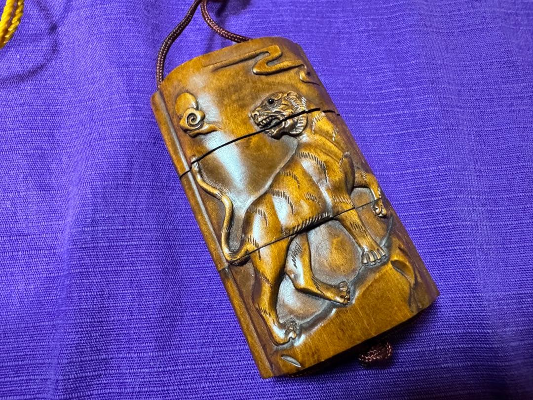 時代物　木彫　虎図　印籠根付　宏中在銘（提げま物煙管煙草入れキセル柘植前金具