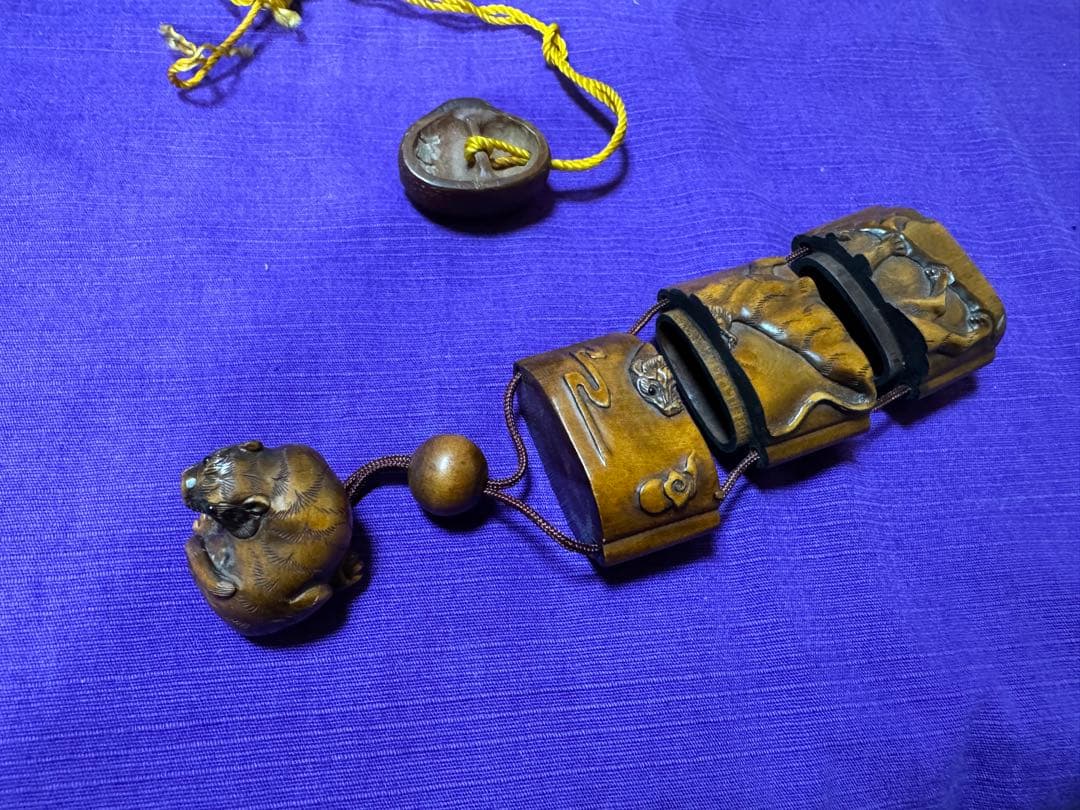 時代物　木彫　虎図　印籠根付　宏中在銘（提げま物煙管煙草入れキセル柘植前金具